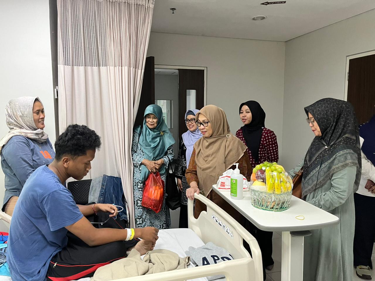 MUI DKI Jakarta Kunjungi dan Doakan Korban Ledakan SMAN 72 di RS YARSI